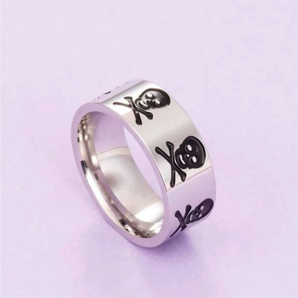 Silver Black Crossbones Engraved Ring - Picture 3 of 3